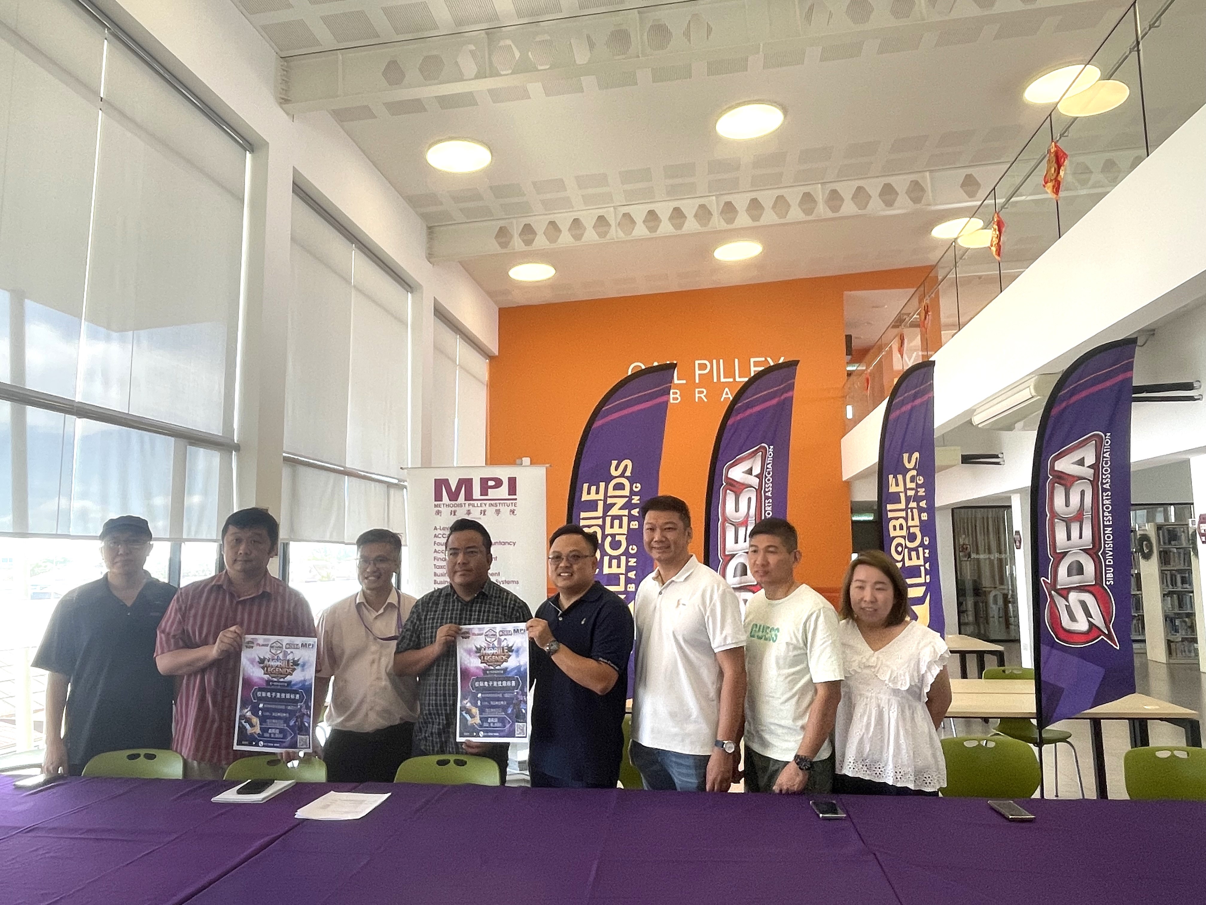 Mobile Legends (From fourth left) Abdul Taib Rosli, Ting and others at a group photo after the press conference.